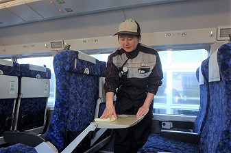 駅折返し車両の清掃